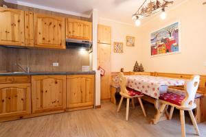 卡纳泽伊Cesa Ariale的厨房配有木制橱柜和桌椅