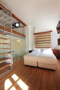 普里埃格·德·科尔多巴Hotel Patria Chica的卧室配有白色的床和木制床头板