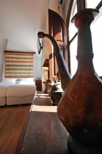普里埃格·德·科尔多巴Hotel Patria Chica的客厅,桌子上摆放着花瓶