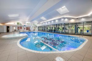 科克勒姆Thurnham Hall Resort的大型建筑中的大型游泳池
