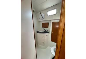 科孚镇Cyclades 32039ic的一间带卫生间和水槽的小浴室