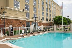 阿德莫尔Holiday Inn Ardmore, an IHG Hotel的大楼前的大型游泳池