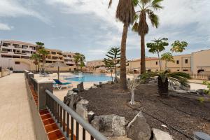 卡亚俄萨尔瓦赫Bonito Apto Mirador de la Gomera By Paramount Holidays的一个带游泳池和棕榈树的度假村