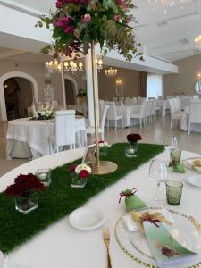 莫托拉Villa Natia的一张桌子,上面有白色的桌子和鲜花