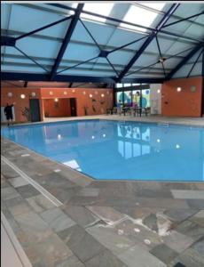 Merston2 Bedroom Villa - Lakeside Holiday Park的大楼里的一个大型蓝色游泳池