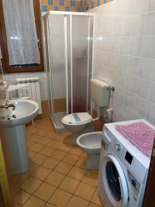 洛萨皮内塔Enjoy your stay in our nice flat with pool的一间带卫生间和洗衣机的浴室