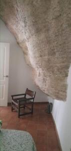 塞特尼尔Casa Bajo la Roca的天花板下配有椅子的房间