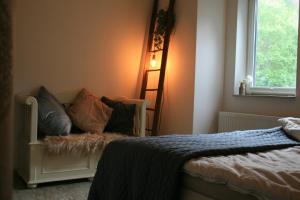 格拉芬道尔Familienpension Obere Juchhe, Ferienwohnung und Zimmer的卧室配有带枕头的床铺和窗户。