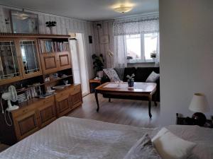 特雷勒堡Bo i Trelleborg的一间卧室设有1间带桌子和沙发的客厅