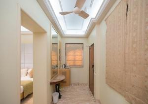 孟买Regent Hotel的卧室设有天窗和吊扇