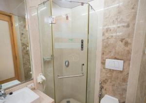 孟买Regent Hotel的浴室里设有玻璃门淋浴