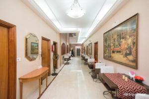 孟买Regent Hotel的医院的走廊,带桌椅