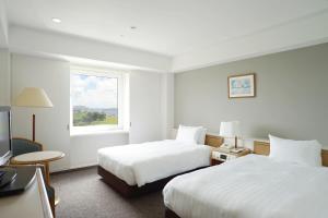 成田成田马罗德国际酒店的酒店客房设有两张床和窗户。