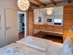 萨斯尼茨Ferienwohnung Lorenz的一间卧室配有一张床和一面大镜子