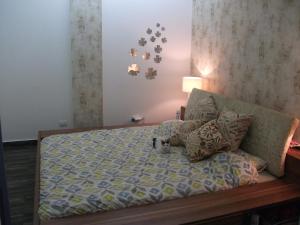 迪巴耶Chalet Siwar resort, pool, wifi, sea view, electricity 247, 2 bedrooms, 87sqm的一间卧室配有床和枕头