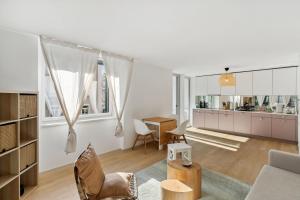 苏黎世Zurich Flat: Central & Lake Convenience的客厅配有沙发和桌子