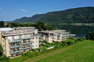 奥西亚歇尔湖畔施泰因多夫传奇公寓酒店的享有湖畔建筑的空中景致