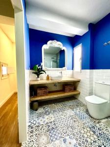 阿雷纳斯德圣佩德罗SolGredos I的蓝色的浴室设有水槽和卫生间