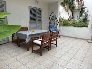 耶尔萨Apartment in Green area near the beaches的庭院里设有桌椅。