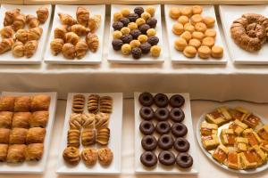 戈里齐亚贝斯特韦斯特格瑞泽雅宫酒店的展示不同种类的甜甜圈和糕点