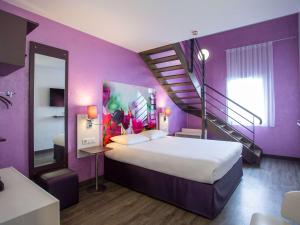 布尔日布尔吉宜必思尚品酒店的紫色的客房配有一张床和楼梯