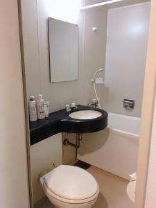 东京Hotel Yuni -Comfortable stay Star-Club iD的浴室配有卫生间、盥洗盆和浴缸。