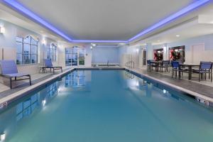 坎顿波士顿/坎通希尔顿惠庭套房酒店的大楼里一个蓝色的大泳池