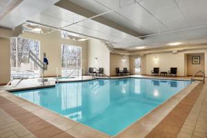 斯帕肯科尔波基普西汉普顿套房酒店的蓝色的游泳池,位于酒店客房内