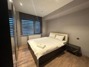 萨姆松B&C Luxury Residence的一间小卧室,配有一张床和一个玻璃淋浴间