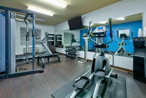 阿林顿Comfort Suites Arlington - Entertainment District的一间健身房,里面配有跑步机和机器