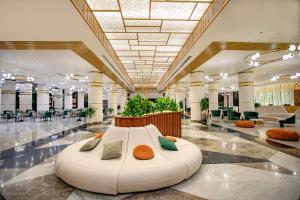 赫尔格达The V Luxury Resort Sahl Hasheesh的中间设有一张床的大型大堂