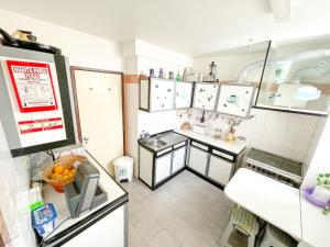 里斯本Lisbon at your Doorstep - Bedrooms的小厨房配有白色橱柜和水槽