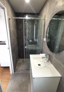 悉尼Ermihome Studio的浴室配有白色水槽和淋浴。