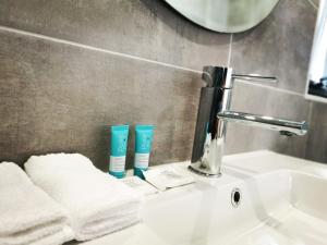 悉尼Ermihome Studio的浴室配有带毛巾的盥洗盆和水龙头