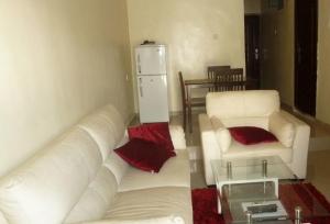 阿沙巴Room in Lodge - Vision Serviced Apartments的客厅配有白色沙发和白色冰箱
