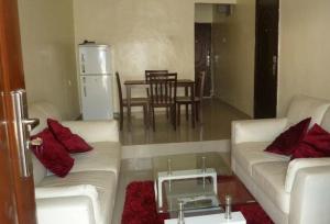 阿沙巴Room in Lodge - Vision Serviced Apartments的客厅配有2张白色沙发和1张桌子