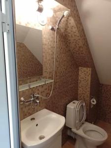 索非亚Цвят бяло的一间带水槽、卫生间和镜子的浴室