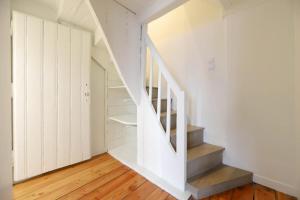 安锡La maison verte的房屋内的楼梯,拥有白色的墙壁和木地板