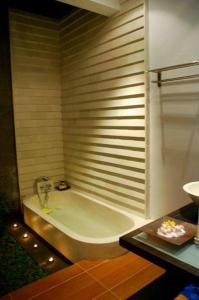 塞米亚克坎提克特雷桑别墅酒店的带浴缸的浴室和桌子