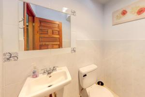 圣伊格纳西奥Framadani Villas Gold Standard Certified的一间带水槽、卫生间和镜子的浴室
