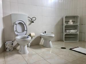 塔拉法尔Tarrafal Ecodécor Full House的一间带卫生间和水槽的浴室