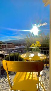 阿雷纳斯德圣佩德罗SolGredos I的阳台的黄色桌子和椅子