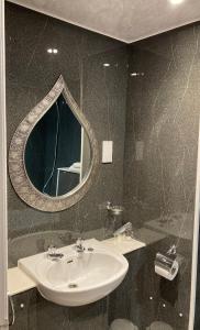 泰恩河畔纽卡斯尔大不列颠纽卡尔斯机场酒店的一间带水槽和镜子的浴室