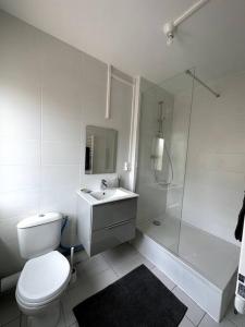 埃尔伯夫François Mitterrand 2的白色的浴室设有卫生间和淋浴。