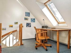 KirchdorfHafenkieker的阁楼办公室设有书桌和天窗