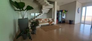 圣若昂-巴蒂斯塔-杜格罗里亚Pousada Vila Craton Canastra的带沙发和一些植物的客厅