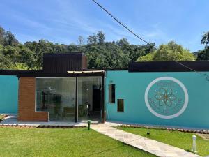 布卢梅瑙Hostel Jardim de Lotus的蓝色外墙的可持续房屋