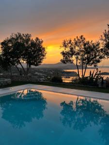 普拉卡SHIGAYA Boutique Villa的一座享有日落美景的游泳池