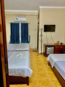 头顿Khánh Vân - VT Cloud mini Hotel的酒店客房设有两张床和一台平面电视。