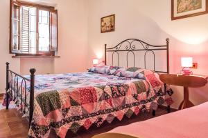 拉亚蒂科La Casanuova的一间卧室配有床,床上装有被子
